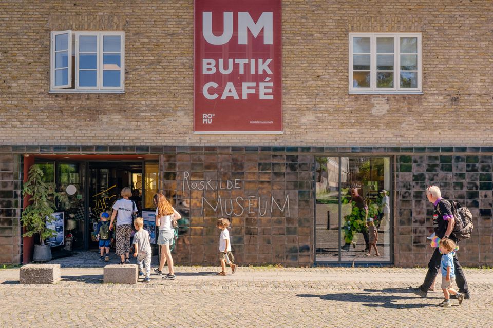 I år bliver sommeren lidt billigere, hvis den står på museumsbesøg i Frederikssund, Roskilde og Lejre. Efter første besøg på et af ROMUs mange besøgssteder kommer man ind til halv pris på museumsorganisationens andre besøgssteder hele sommeren 2026. Børn er i forvejen gratis. Foto: Kristjan Løk /ROMU
